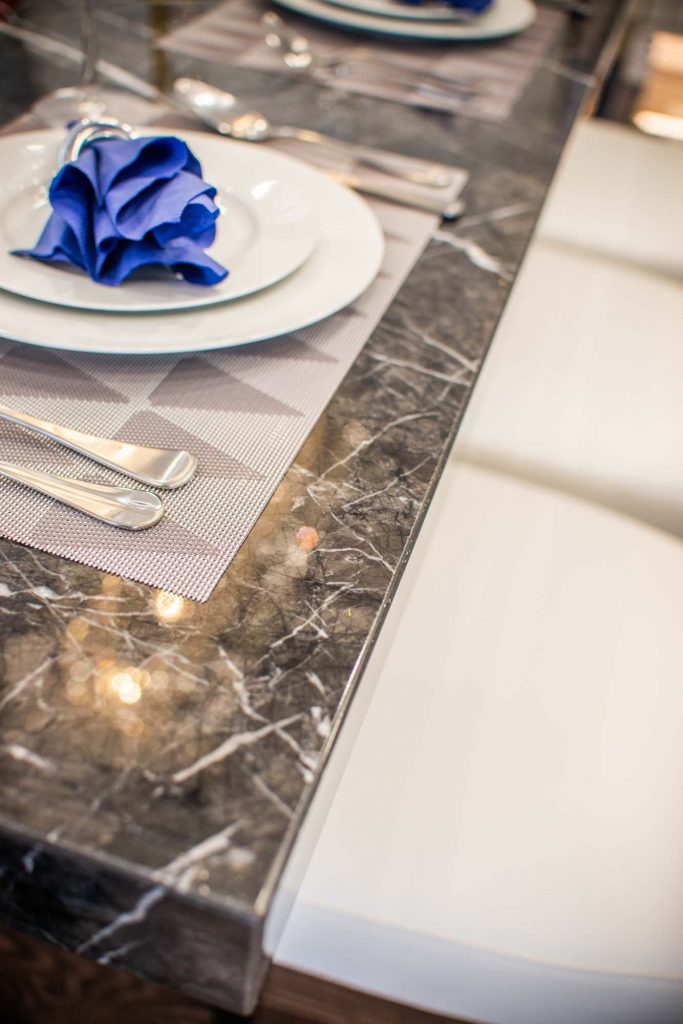大理石桌面的新古典主義餐桌設計與西餐擺盤