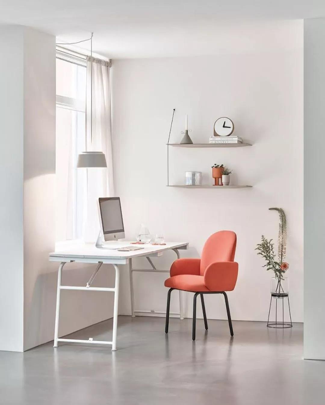 橘色椅子與白色書桌
