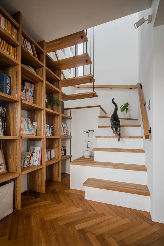 日式風室內裝潢樓梯與書架