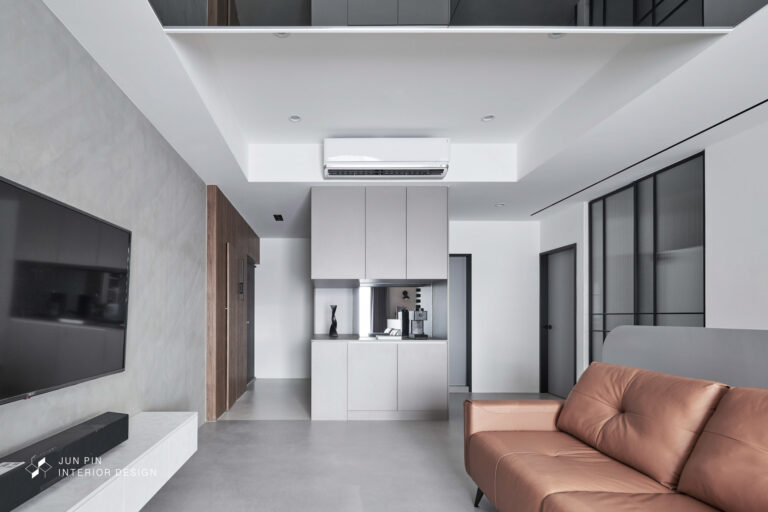 為了讓冷氣發揮最好效能，在安裝壁掛式冷氣必須距離天花板約10~30公分的距離